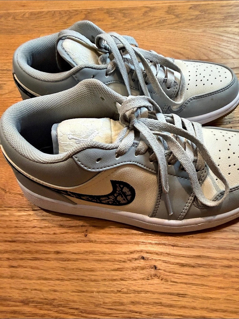 Nike Low Top Sneakers in Gray & White